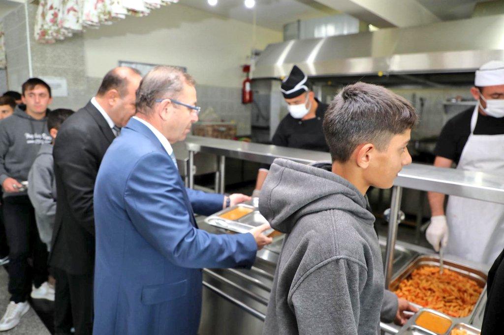 Vali Ziya Polat Öğrencilerle Öğle Yemeğinde Buluştu