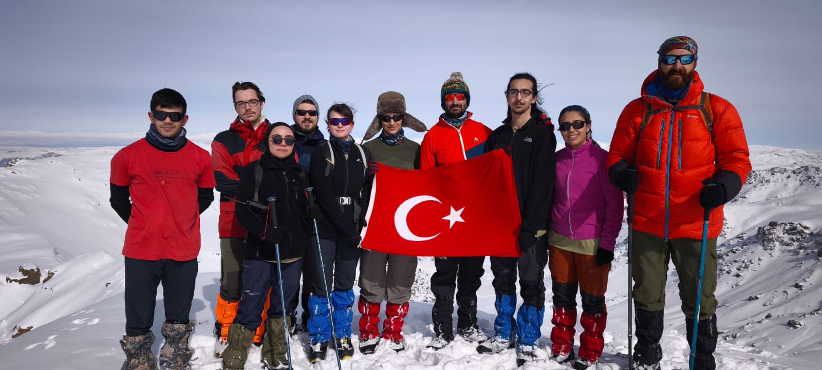 Van Büyükşehir Belediyespor’dan Anlamlı Tırmanış: Deprem Şehitleri Erek Dağı’nda Anıldı