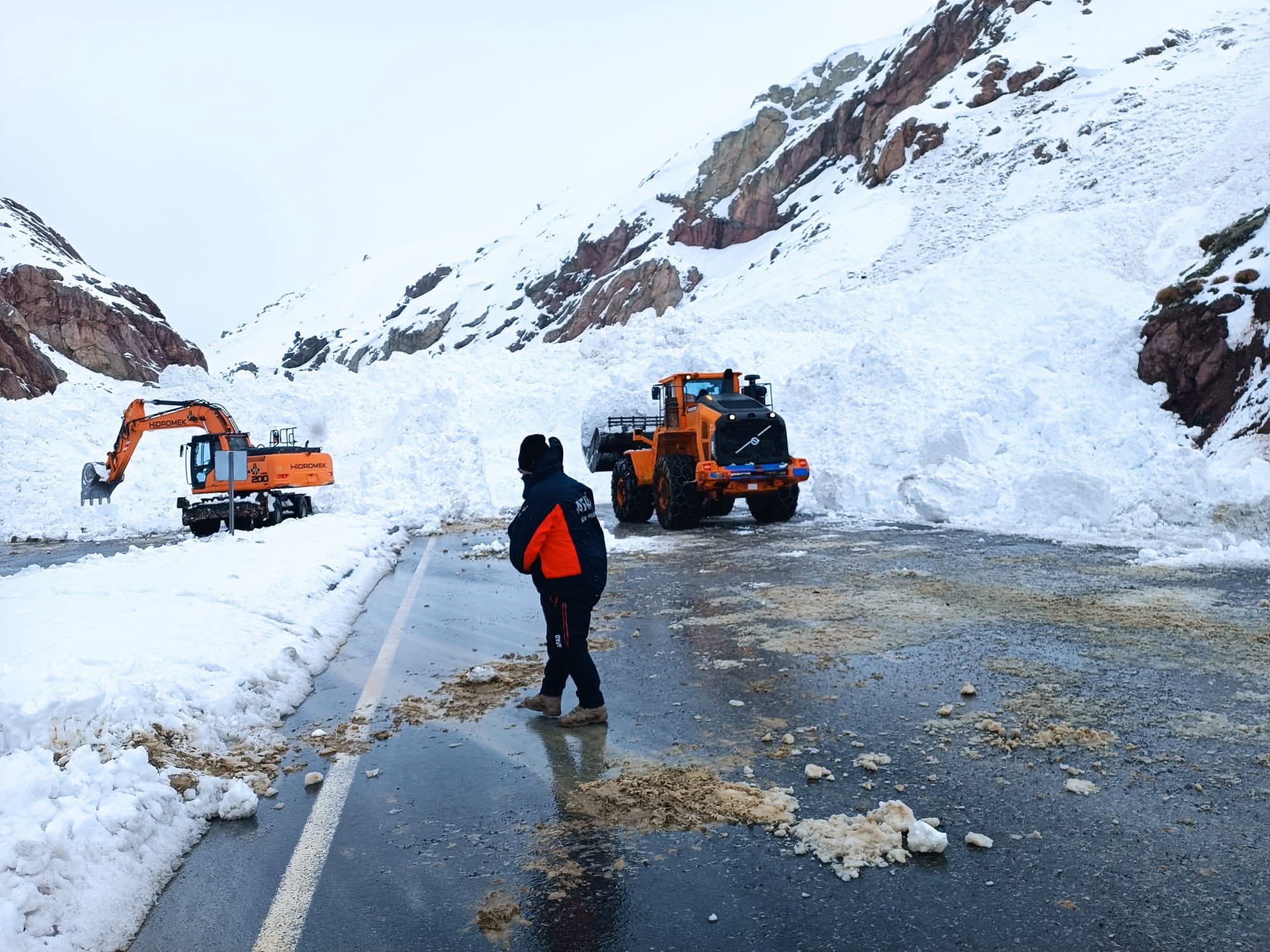 Van-Hakkari Karayolu’nda Çığ Alarmı: Ekipler Seferber Edildi
