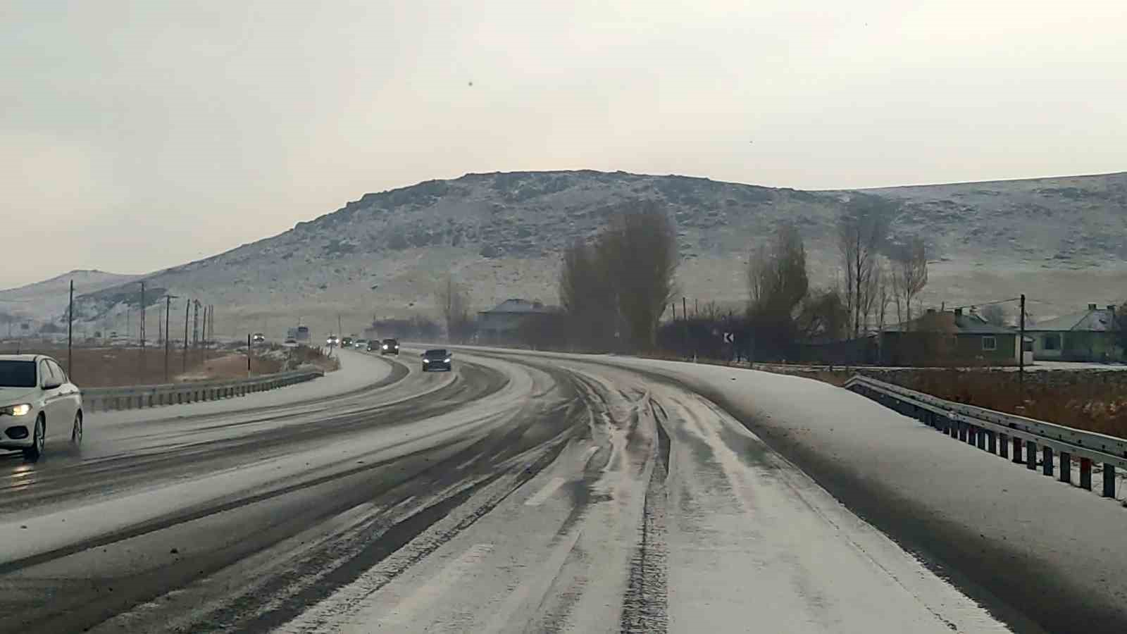 Van-Özalp Karayolunda Şiddetli Dolu Yağışı Sürücülere Zor Anlar Yaşattı