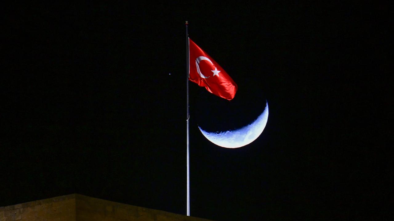 Van Semalarında Görsel Şölen: 2025 Yılının Son Hilal Manzarası Mest Etti