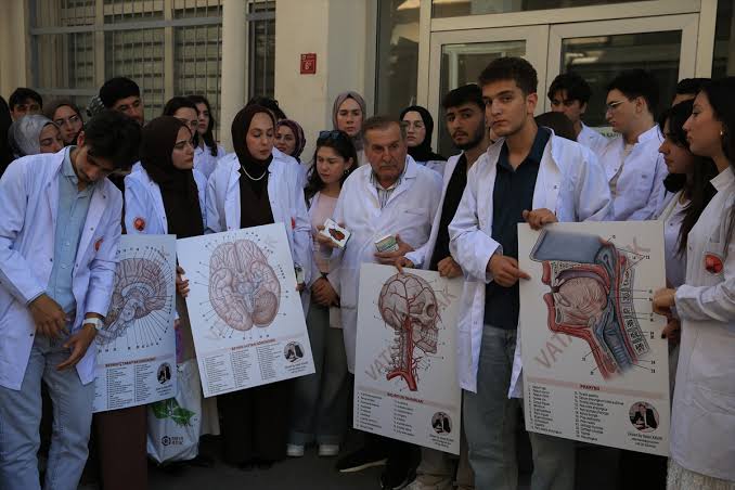 Van YYÜ Tıp Fakültesi öğrencileri Diyarbakır’da kadavra eğitimi aldı