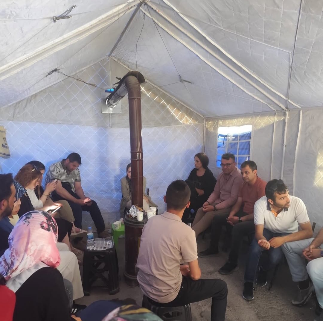 VAN’DA 761 GÜNDÜR ÇADIR EYLEMİ SÜRÜYOR: İŞTEN ÇIKARILAN BELEDİYE İŞÇİLERİ GÖREVE DÖNMEYİ BEKLİYOR