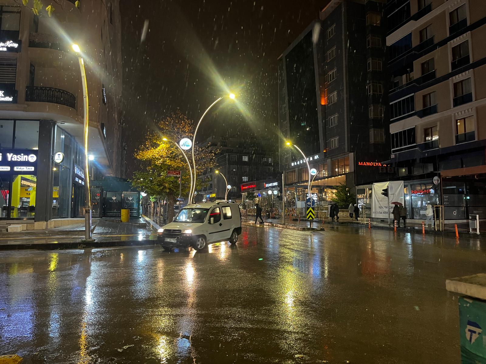 Van’da Beklenen Kar Yağışı Etkili Olmaya Başladı