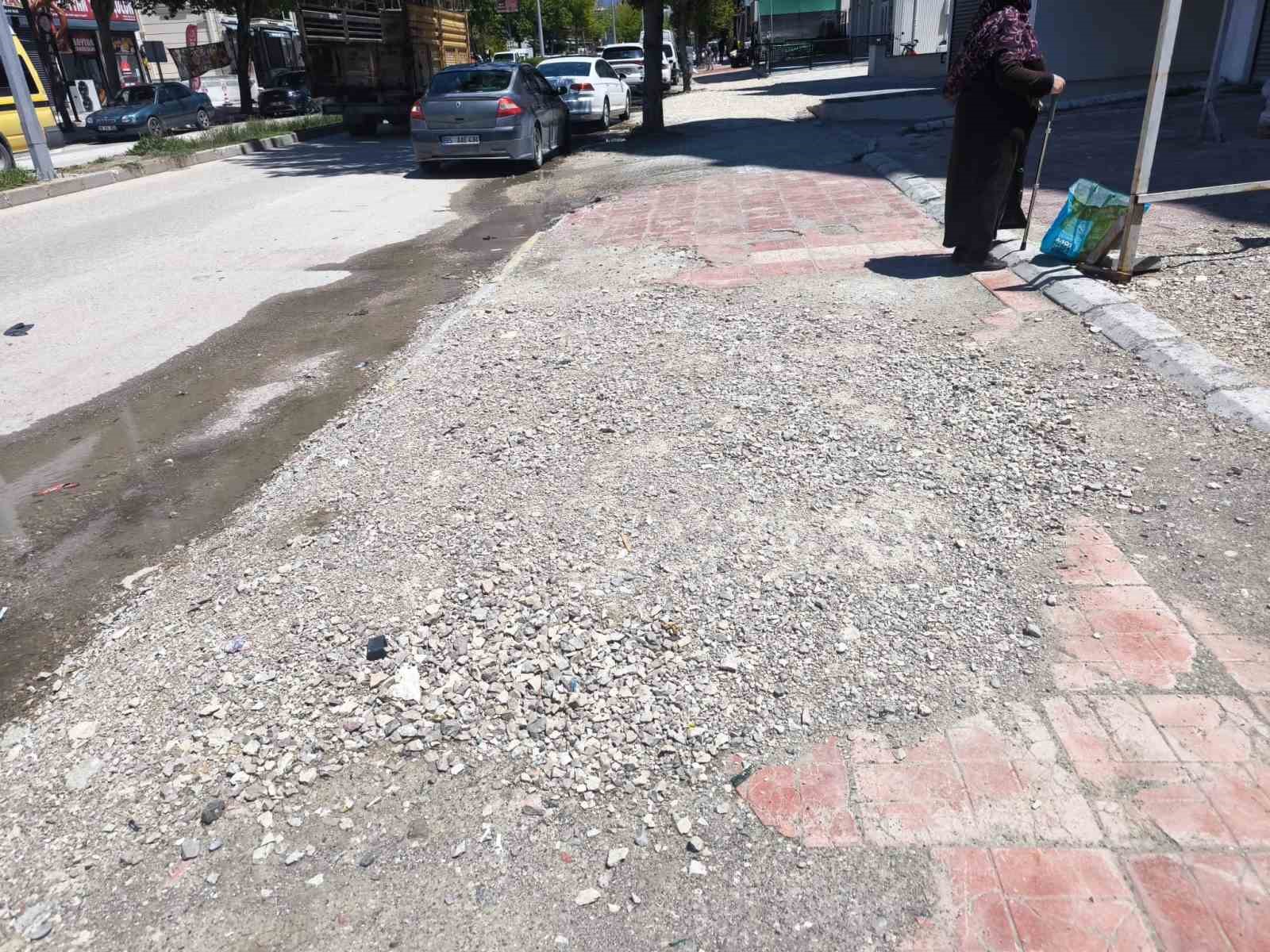 Van’da Bozuk Yol ve Su Birikintileri Tepki Çekiyor