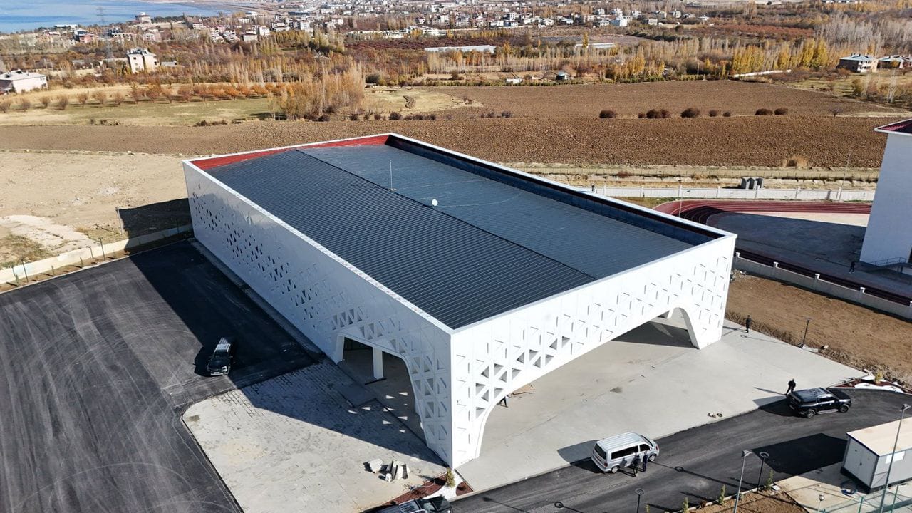 Van’da Doğal Buz Pistli Buz Pateni Sarayı Tamamlanma Aşamasında