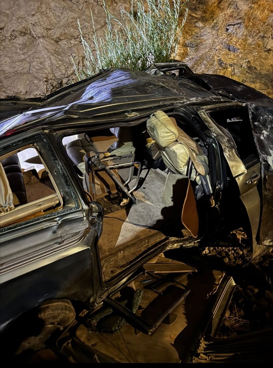 Van’da otomobil dere yatağına uçtu: 1 ölü, 1 yaralı