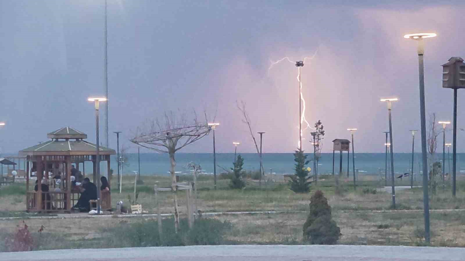 Van’da yağmur ve şimşekler geceyi aydınlattı