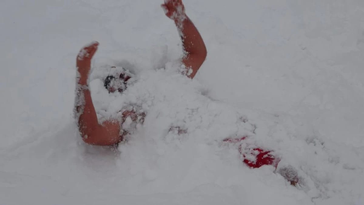 Vanlı öğretmen dondurucu soğukta kar banyosu yaptı: “Zihinde bitirmek lazım”