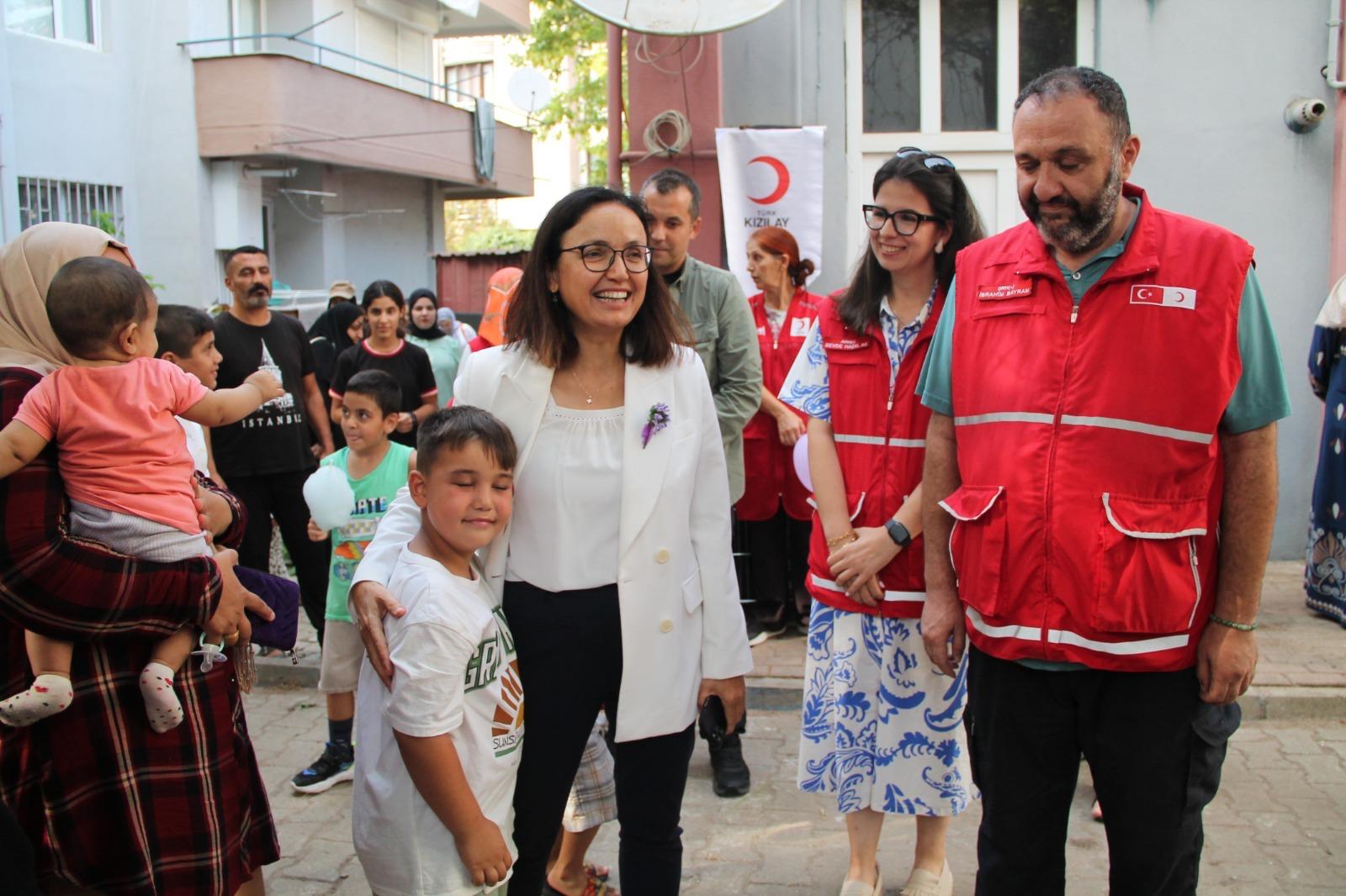 Yalova Kızılay’da Uluslararası Hayırseverlik Günü’nde Çocuklara Eğitim Hediyesi
