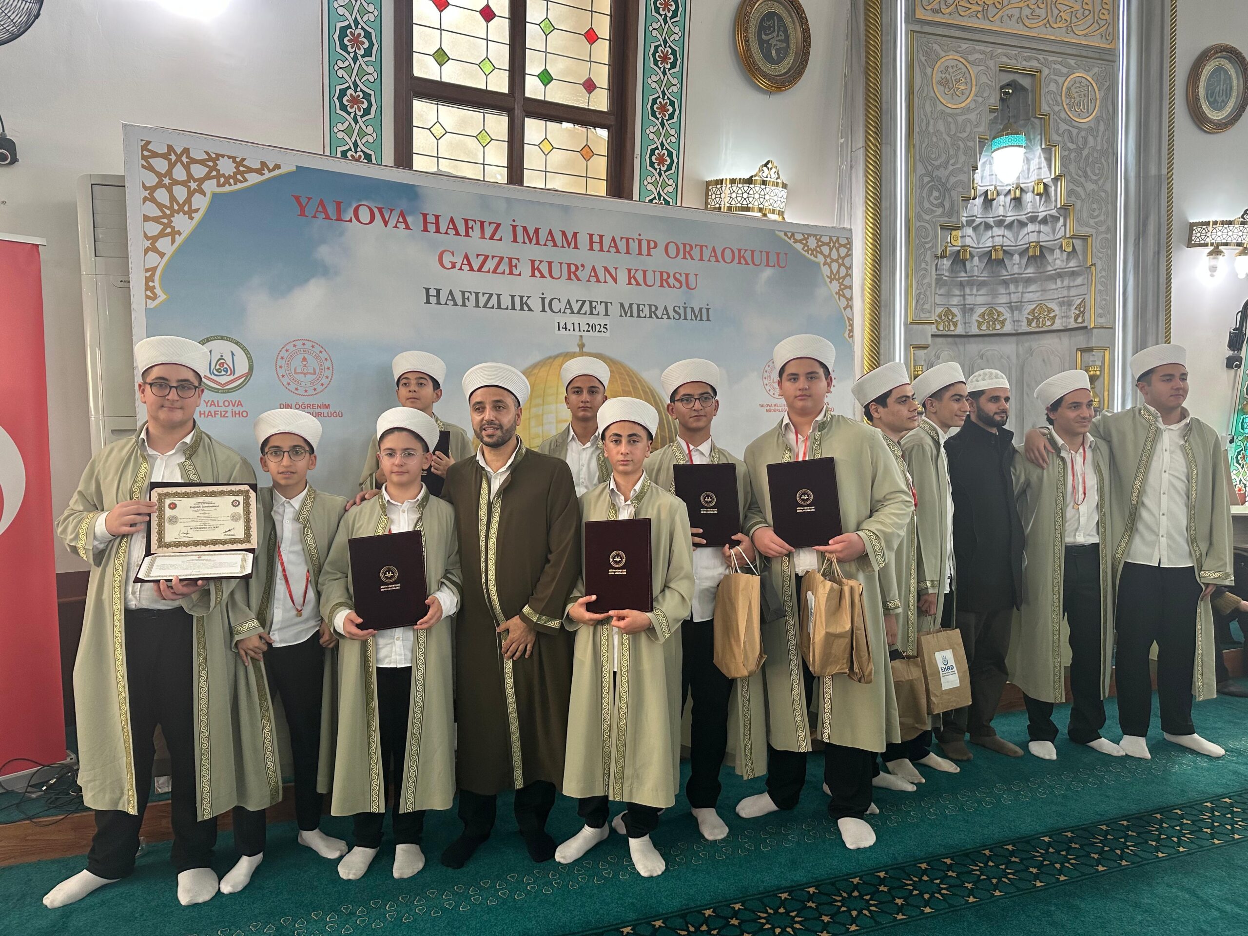 Yalova Merkez Camii’nde Hafızlık İcazet Sevinci: 60 Hafız Dualarla Belge Aldı