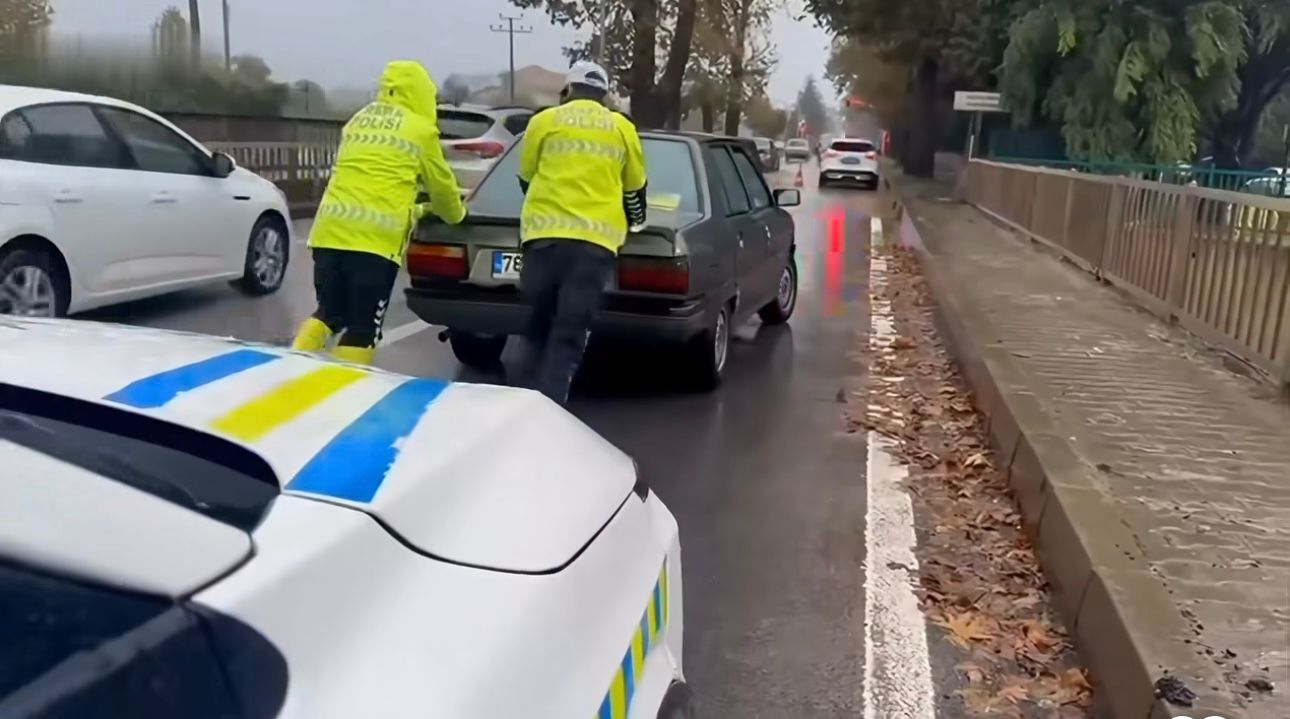 Yalova Trafik Ekiplerinden Yağmur Altında Örnek Mücadele