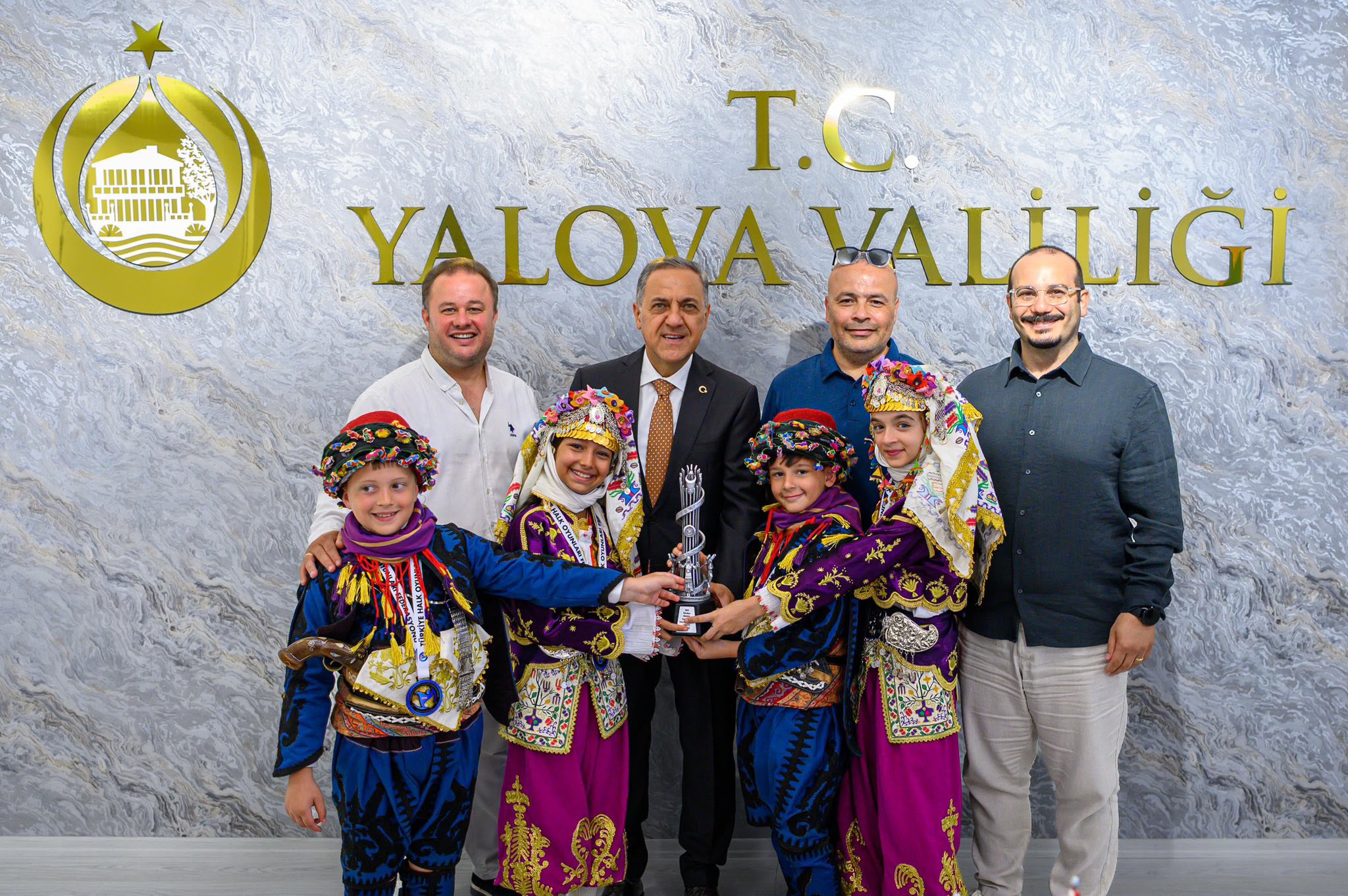 Yalova Valisi Dr. Ahmet Hamdi Usta Halk Oyunları Yarışmasında Dereceye Giren Öğrencileri Ağırladı