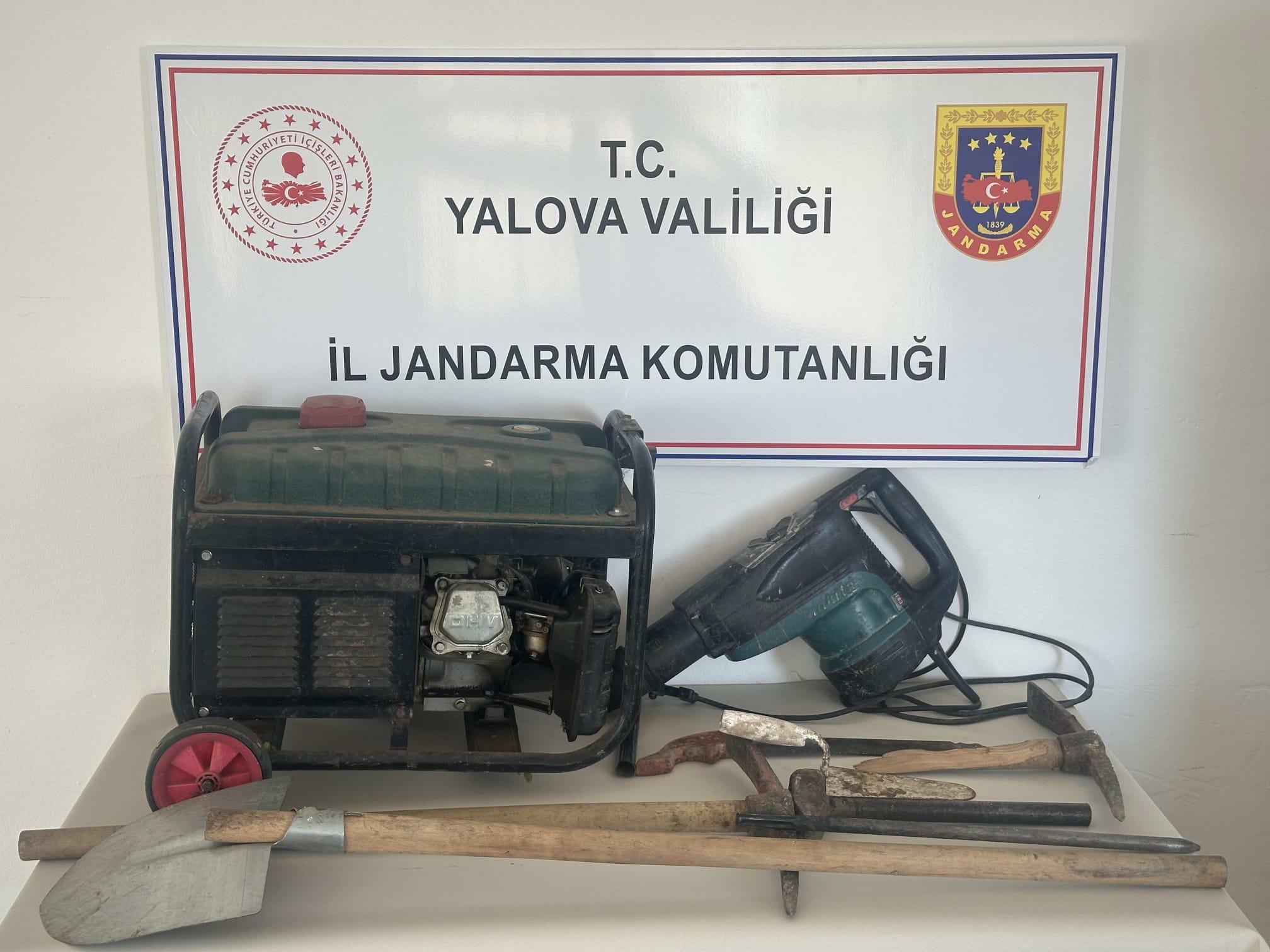 Yalova’da Ormanlık Alanda Kaçak Kazı Yapan İki Şüpheli Suçüstü Yakalandı