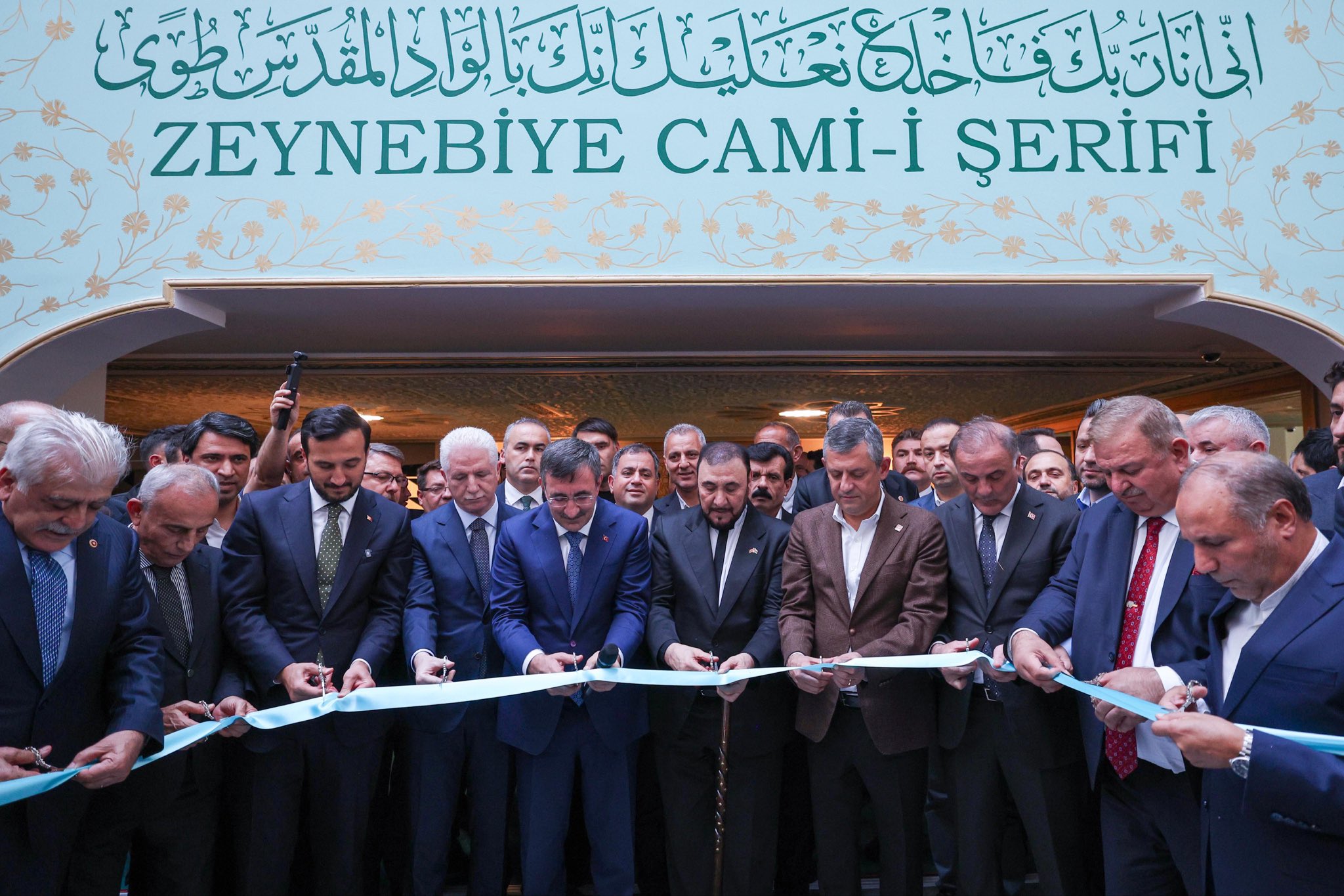Zeynebiye Camii Açılışı, Cevdet Yılmaz ve Özgür Özel’in Katılımıyla Gerçekleşti